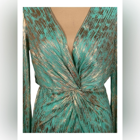 VICI CRISHELLE TWISTED FRONT METALLIC
PLISSE - MINT DRESS - Picture 4 of 11